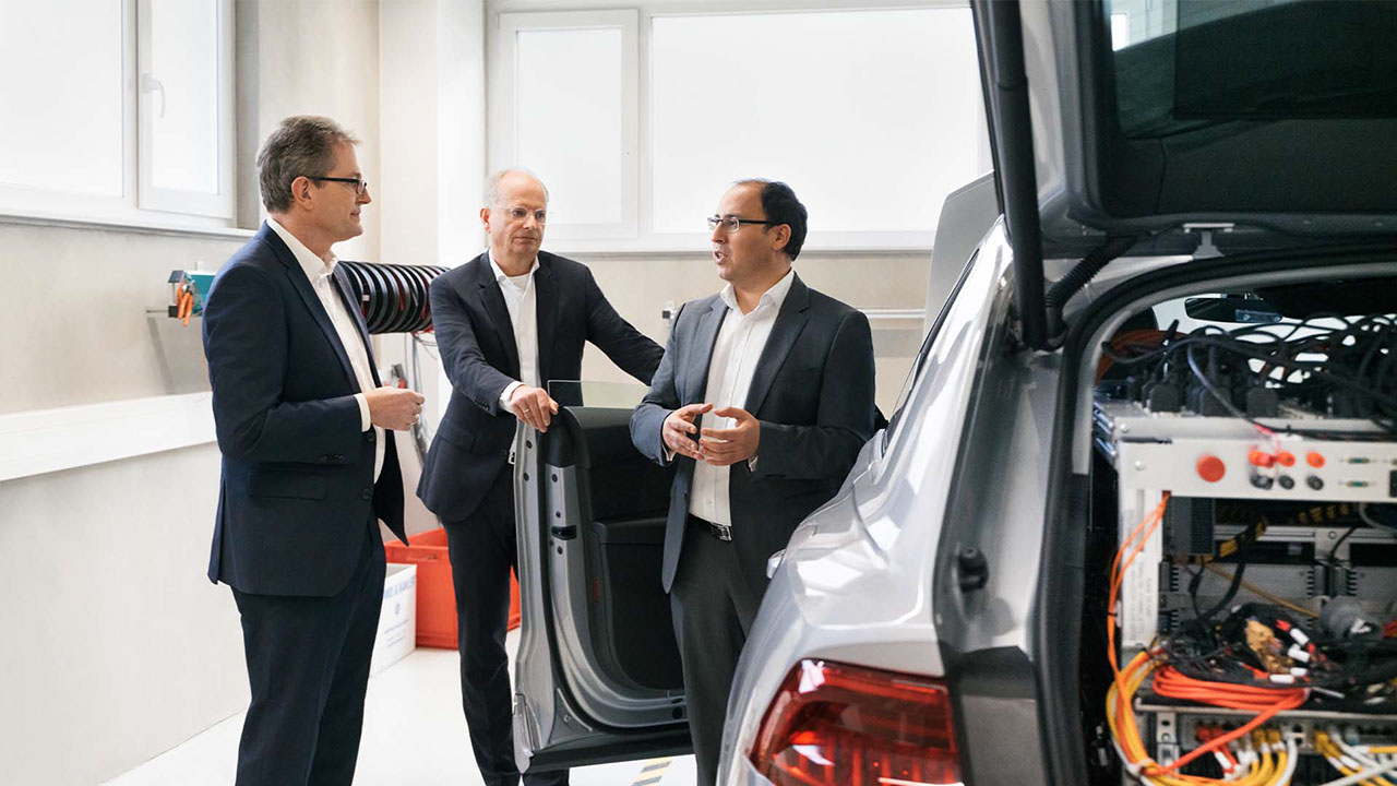 Dr. Thomas Dahlem (middle) and Dr. Essayed Bouzouraa (right) are shaping the future of automated driving, which includes the development of a highway pilot.